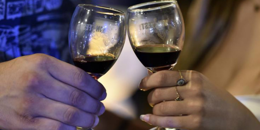 Ακόμη και η μικρή κατανάλωση αλκοόλ σχετίζεται με αυξημένο κίνδυνο καρκίνου, σύμφωνα με έρευνα